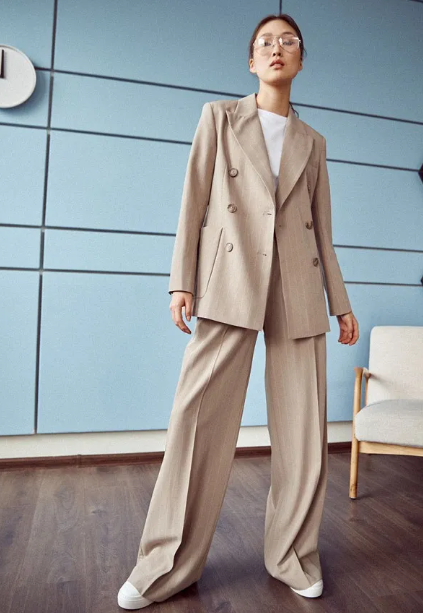 Досрочный тренд на свободный костюм и его сочетание деловой стилистики со спортивной. Среднесрочный на минималистичные очки