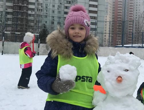 Частный детский садик на прогулке