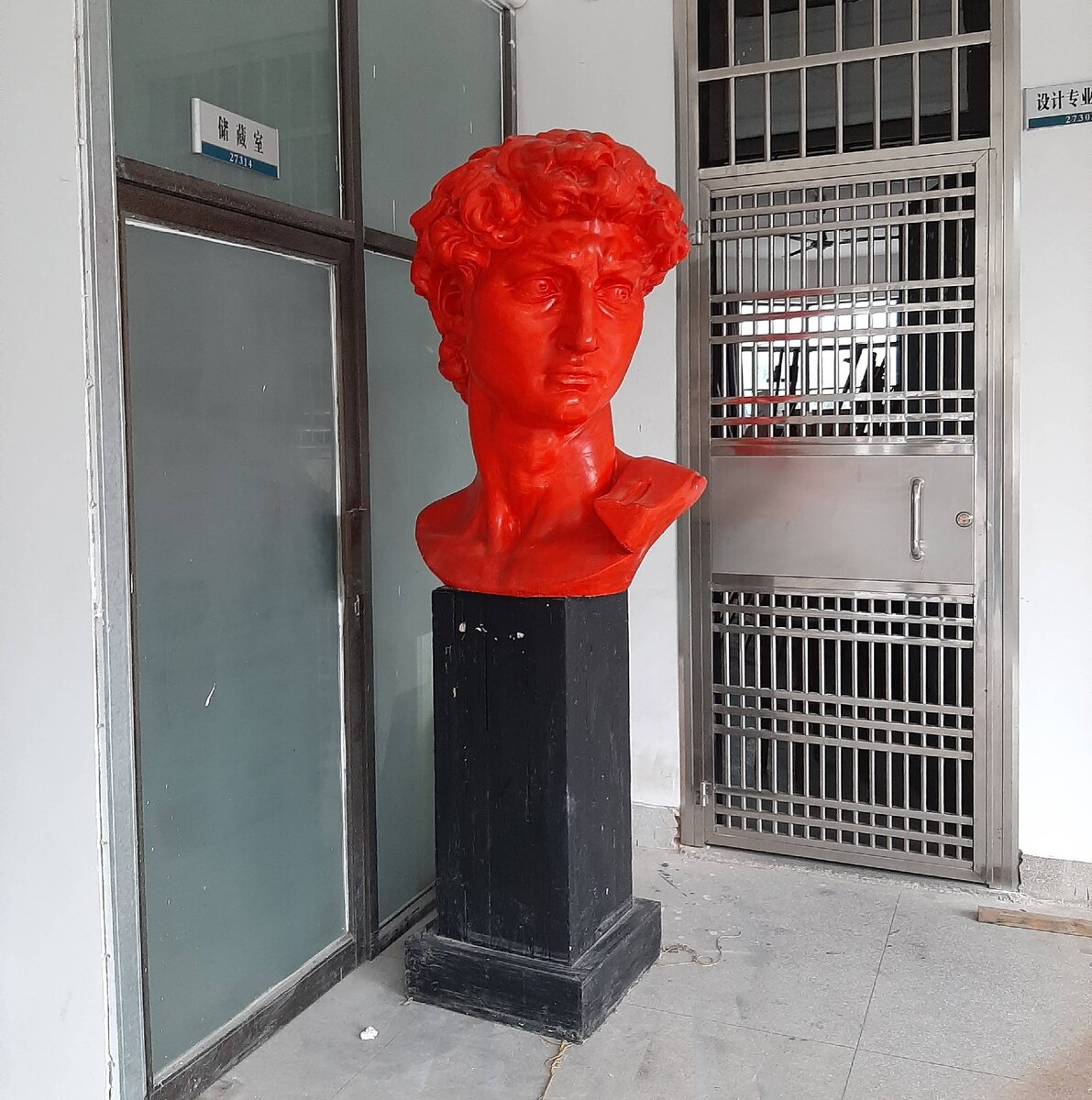 Фотография была сделана в здании, где проходило обучение, на одном из этажей