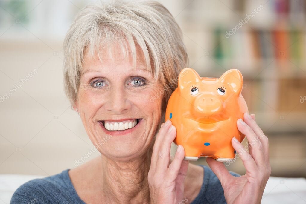 Добавлено из открытых источников в интерне.                                                              Расскажу о своей подушке безопасности перед выходом на пенсию
Как с вкладчиками поступили в 90-х годах все знают. Поэтому накоплением я никогда не занималась, потому что это бессмысленно. В 2000-х годах, когда стабилизировалась наша жизнь, путешествовала, учила детей, обустраивала быт (ремонт, новая мебель и прочее).
Последние 5 лет стала задумываться о старости, о том как буду жить на пенсию. Первое что я сделала, присмотрела квартиру в Краснодаре. Ипотеку мне дали, и дистанционно оформила долевое строительство. В настоящее время квартира построена, поехала и сделала ремонт. Ипотеку выплатила. Квартиру сдаю за 18 тыс рублей. Далее, нашла строительную компанию с объектом аккредитованным банком, но ипотеку мне не дали, так как жилье находится в Крыму. Полетела туда, но и там мне не дали ипотеку. Ну что ж… Пришлось взять кредит и так как сумма была немалая, то пришлось брать в разных банках. Купила еще одну квартиру от застройщика, кредит оплачиваю суммой от аренды, пенсией и частично зарплатой. Следующую квартиру или студию куплю в кредит под залог имеющейся недвижимости. Затем буду все сдавать и покупать далее. Во-первых мне уже не придется жить от пенсии до пенсии, а во-вторых что-то останется детям.
Пока не путешествую, плачу кредиты, да и пандемия не позволяет перемещаться по стране и за ее рубежом. 