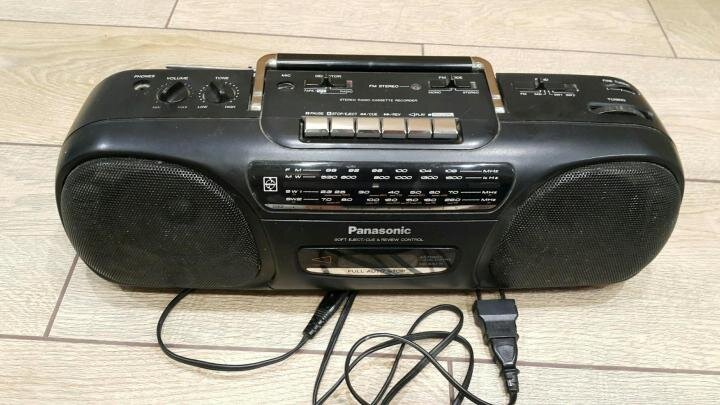 А ещё круто, когда магнитофон двух кассетный!