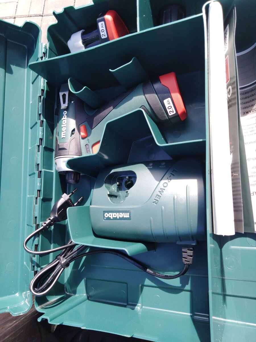 Содержимое зелёного чемоданчика.