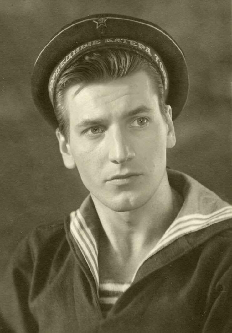 Актёр в молодости. Фото взято с сайта Биография.ру