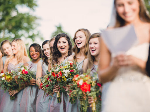 Как оригинально поздравить молодых на свадьбе: 10 реально классных идей