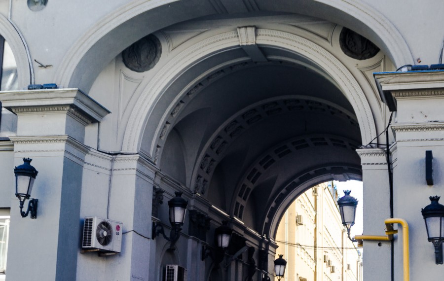 Вход во двор. Автор vladimirtan. Источник: https://vladimirtan.livejournal.com/849130.html.