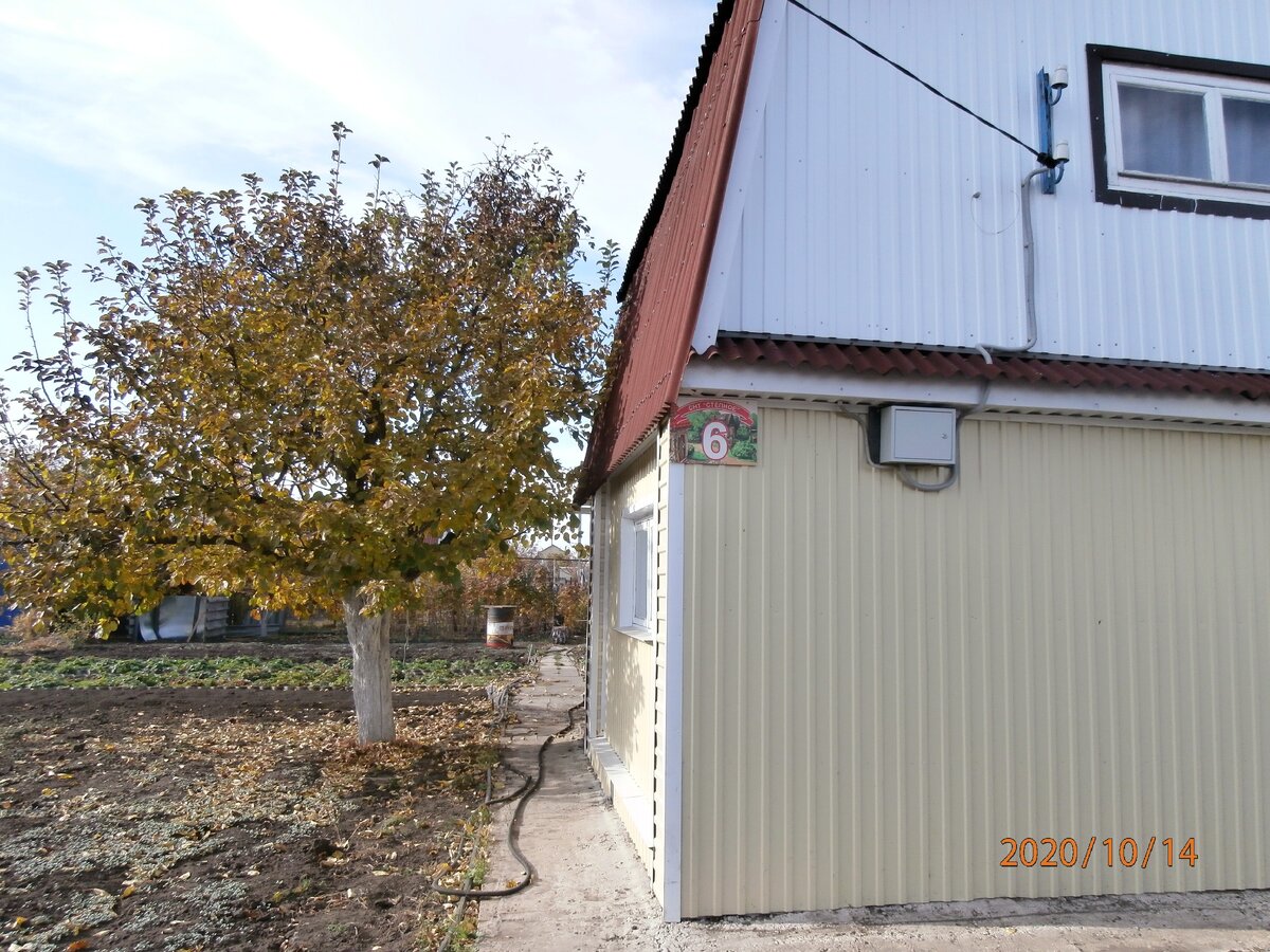 Фасад нашей дачи со стороны улицы. Листайте страницу