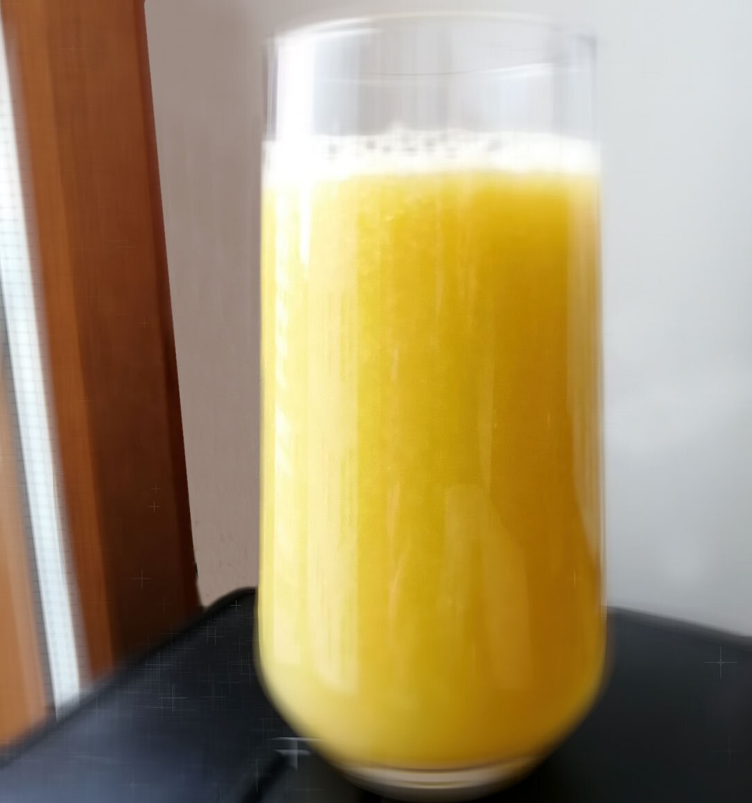 Сегодняшний свежевыжатый сок из мандаринов и огурцов выглядит так