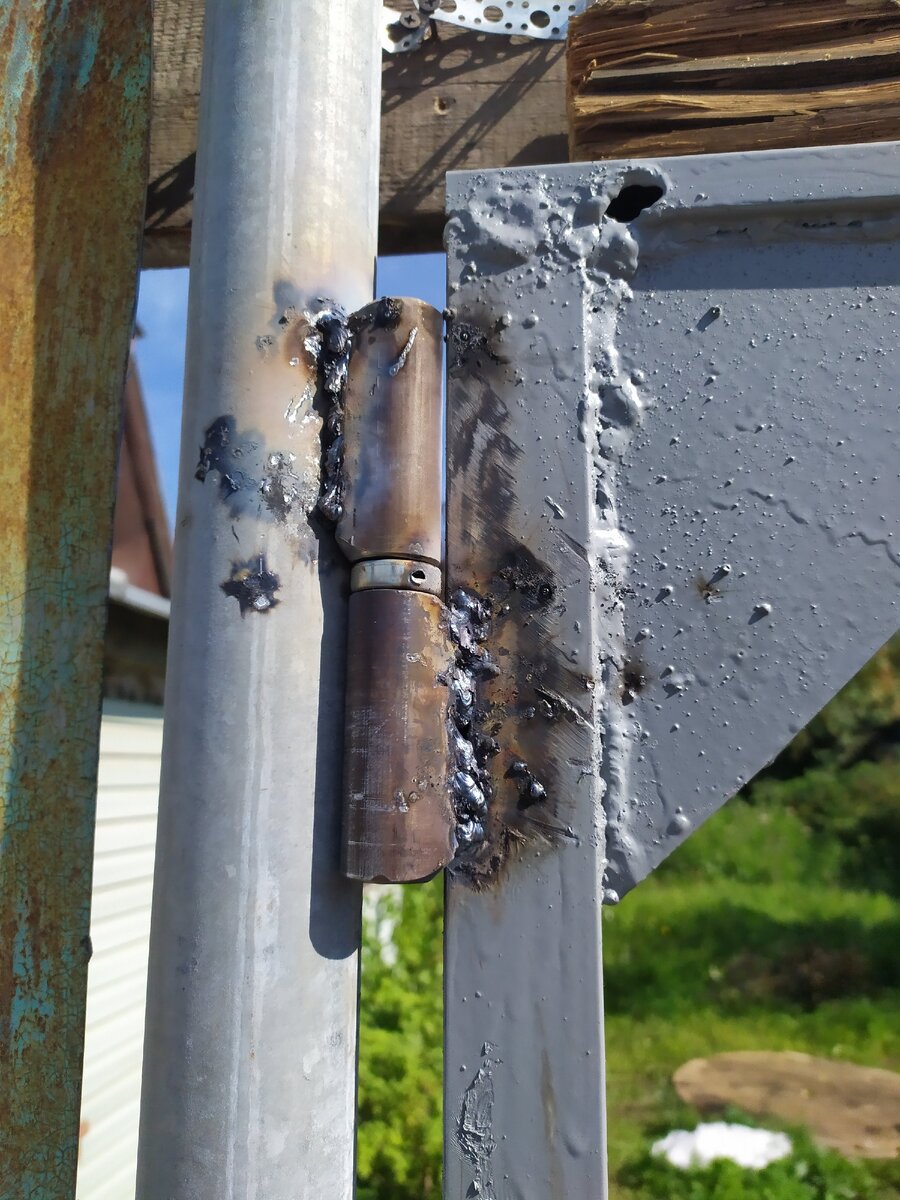 Приварил петли, как умею, но все держится крепко.