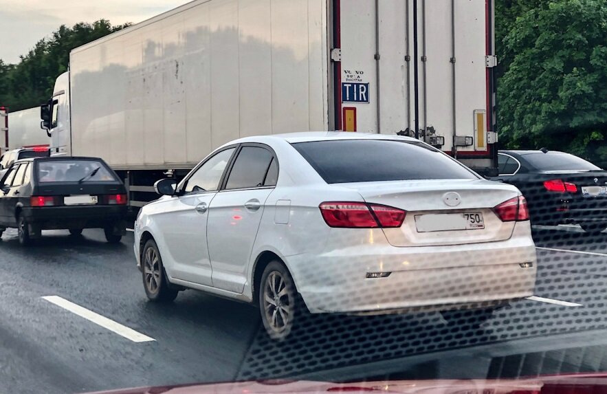 Можно снять все шильдики и никто не узнает, что это за машина. Если что, это Lifan Solano. Вполне сойдет за Ладу Веста