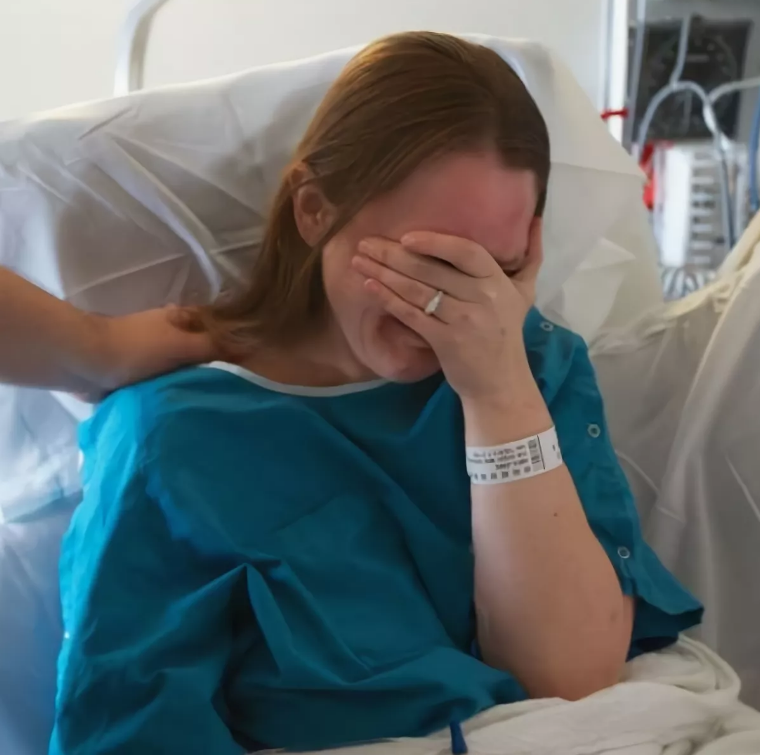 Страдающий от рака. Женщина плачет в больнице. Больная девушка в больнице.