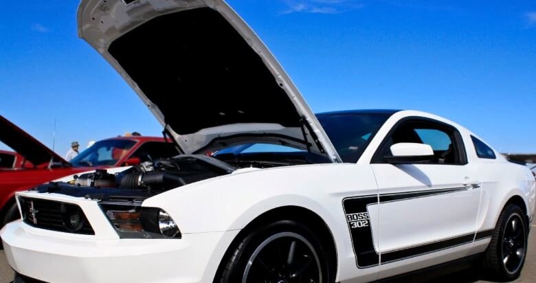 Не открывается капот — как открыть, что делать?