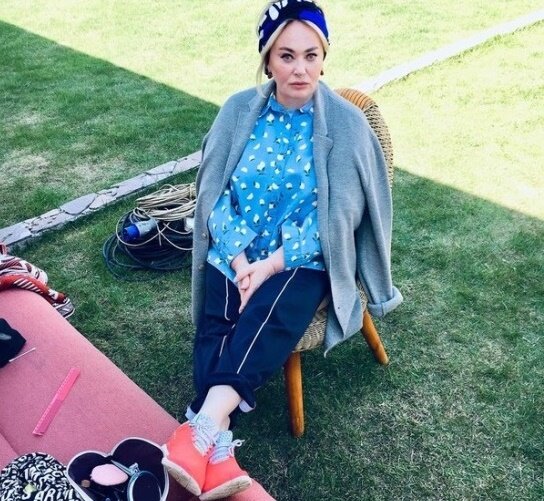 Лариса во дворе дома. Фото: instagram.com