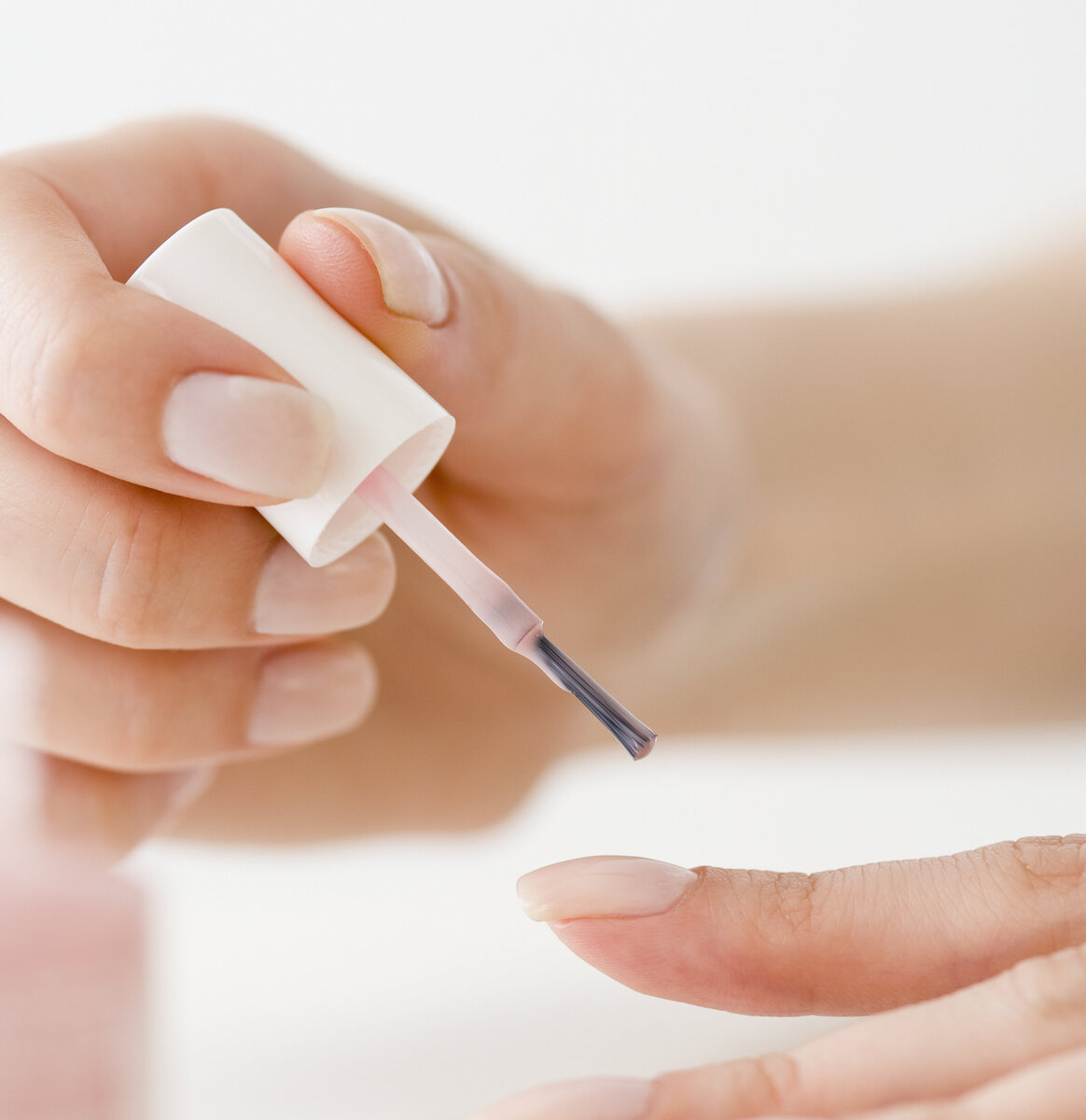 Базовое покрытие улучшает адгезивные свойства гель-лака и обеспечивает лучшее сцепление с ногтевой пластиной, являясь начальным компонентом 3-х фазной системы нанесения гелевого покрытия. 