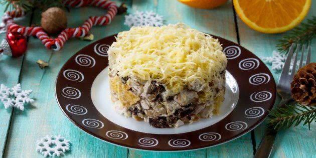                           Салат с грецкими орехами, курицей, черносливом и апельсинами