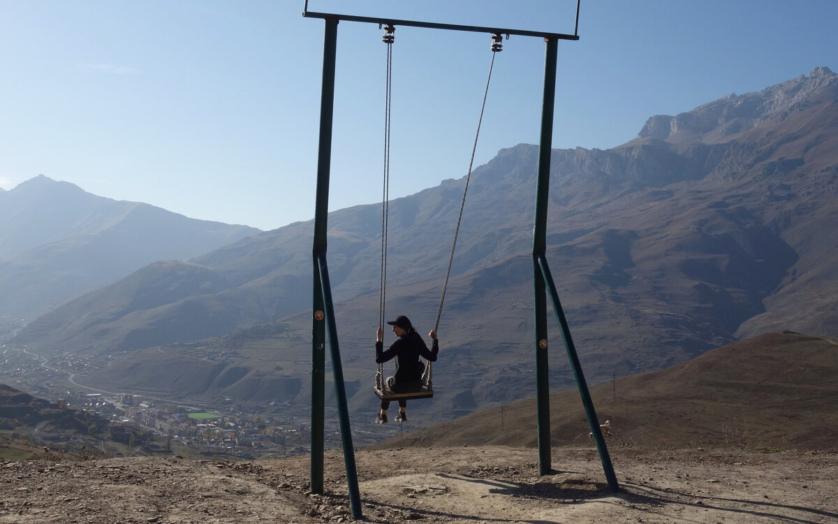 Чем заниматься, если нет работы? Да чем угодно. На качелях покачаться, например.