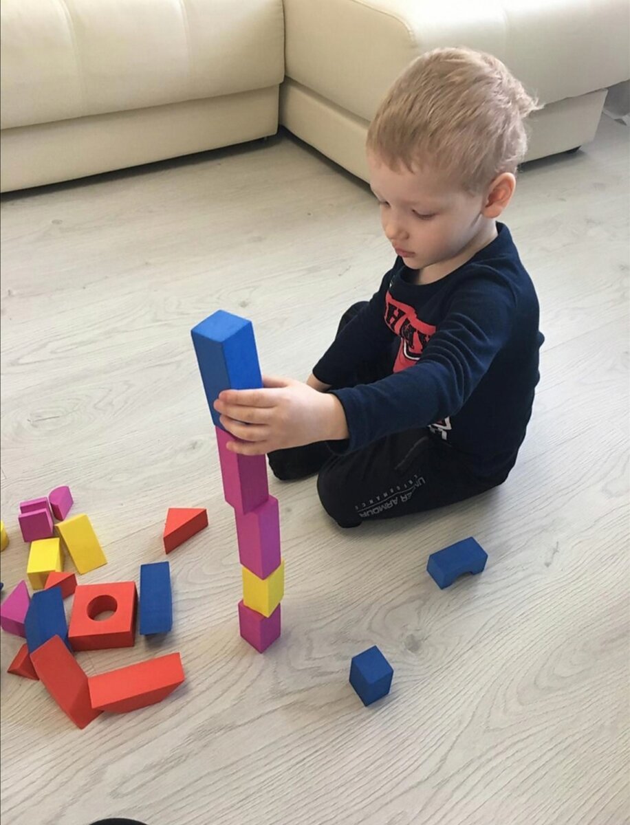 Одно из первых занятий с дефектологом.