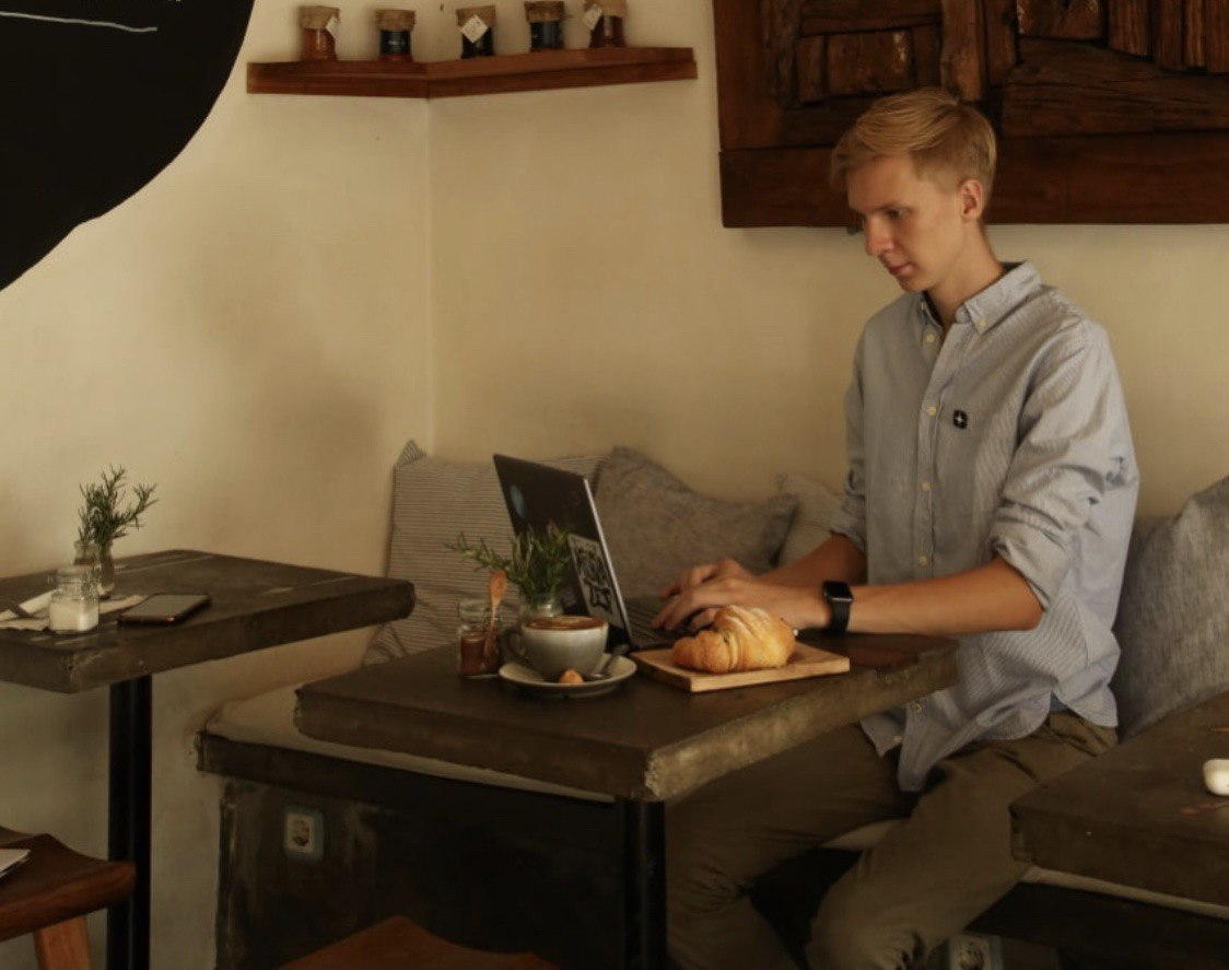 В 21 веке у большинства из нас есть интернет - следите за успешными людьми, перенимайте их опыт, покупайте обучение у лучших, экспериментируйте с новыми профессиями и будет вам счастье. 