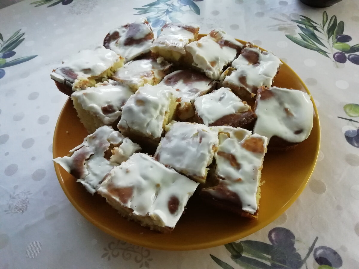 Готовый пирог на столе