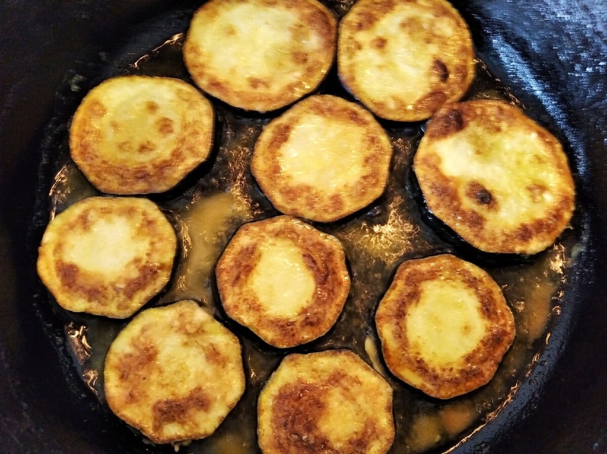 Кабачки или баклажаны обжарьте до готовности.