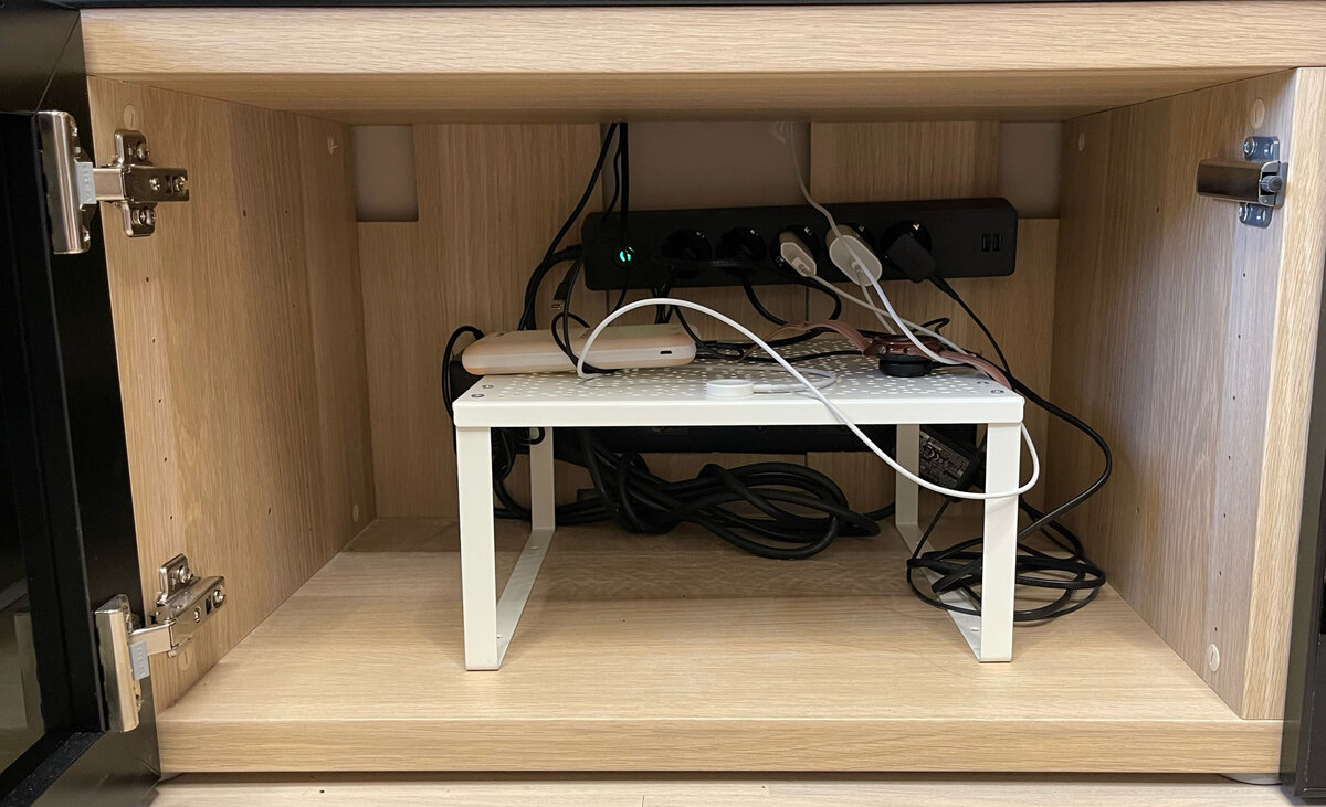 Неприглядные провода - спрятаны в шкафах)