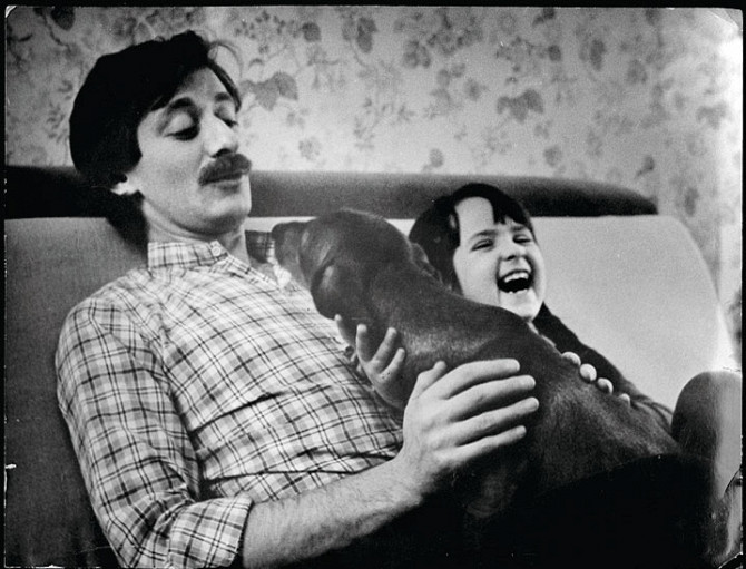 Анна со своим отцом, Виктором Лошаком, и таксой Степаном