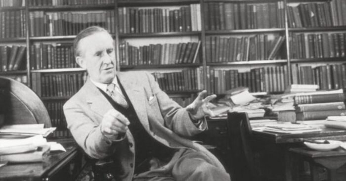 Джон Рональд Руэл Толкиен в рабочем кабинете