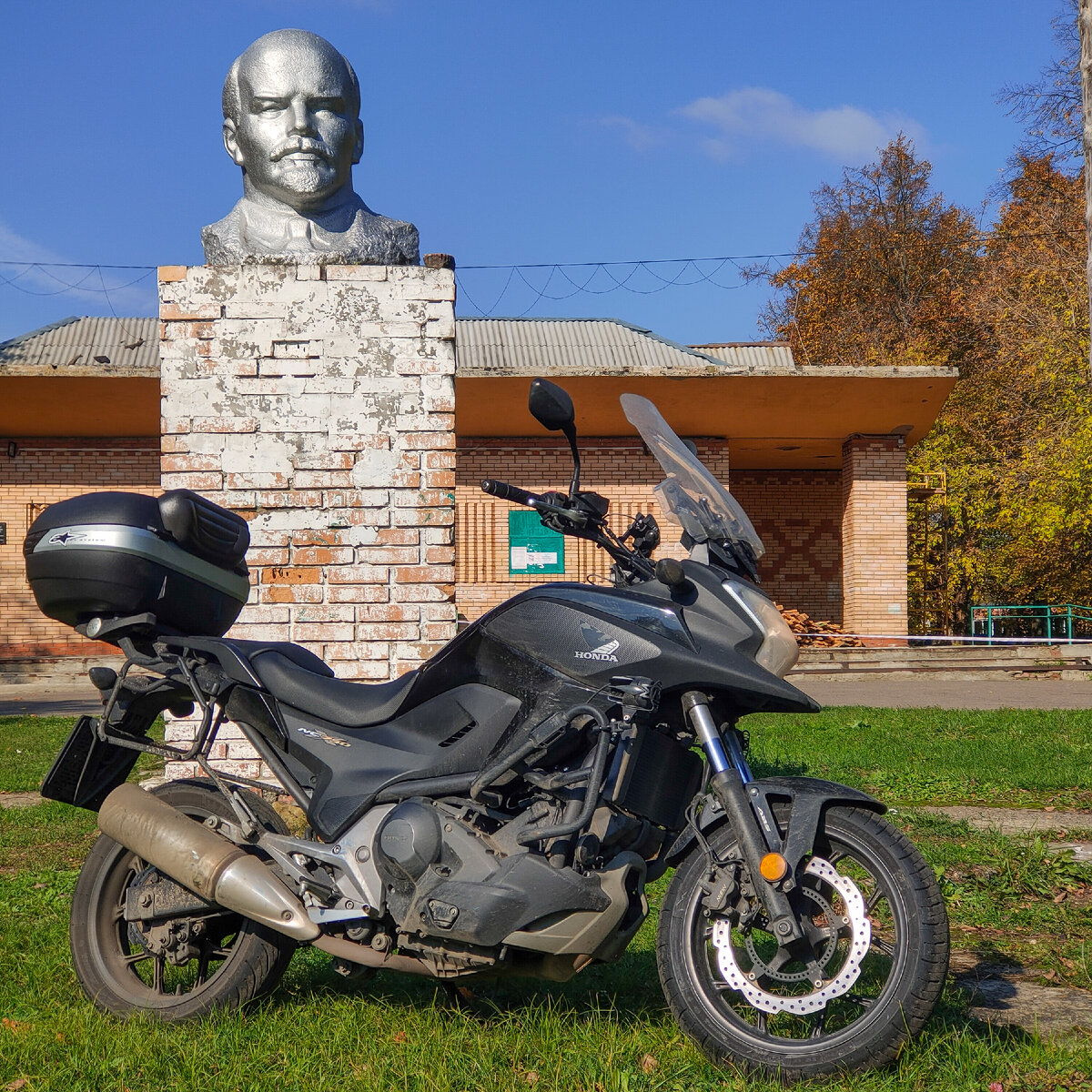 Бюст Ленина и Honda NC750X в Белоозёрском