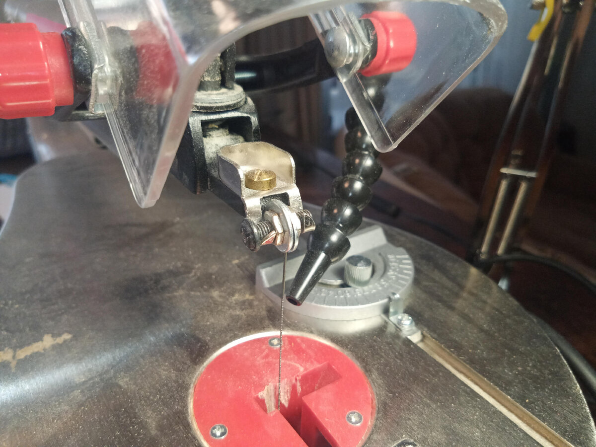 Крепление пилки в верхней части. Самый неудобный узел