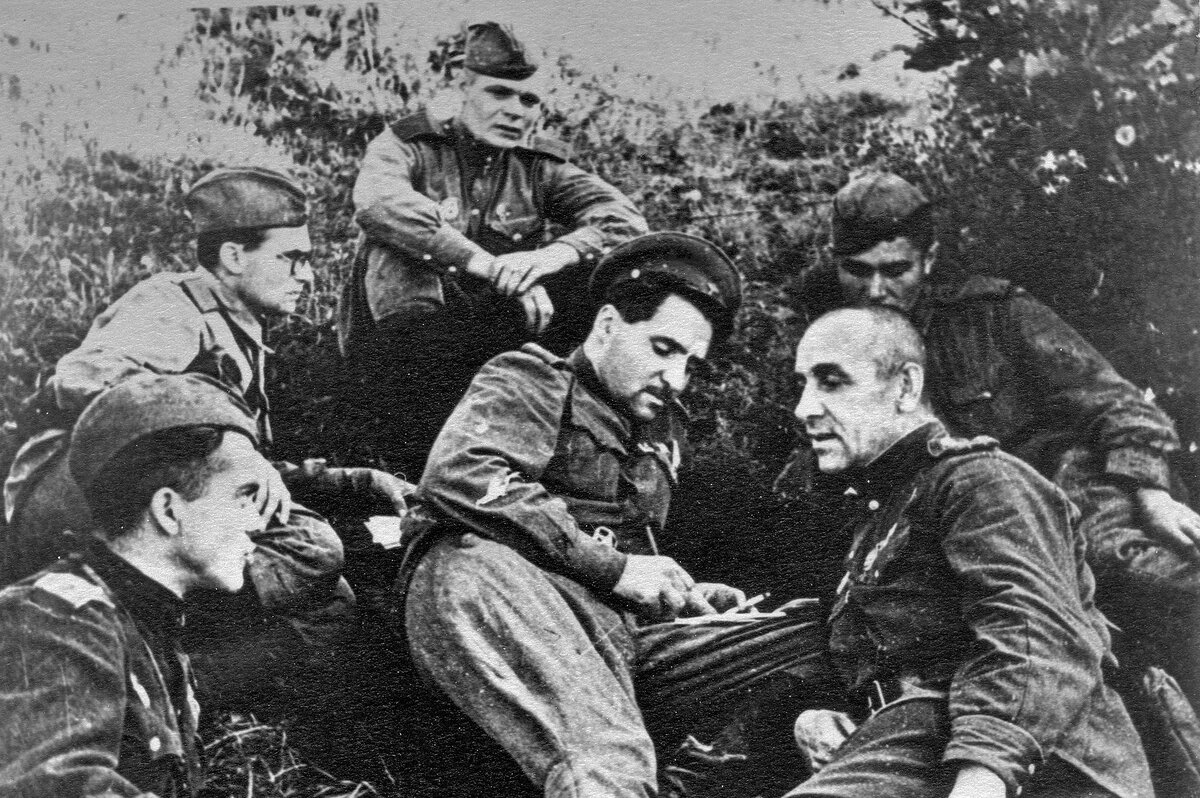 Константин Симонов на фронте. Источник: www.culture.ru