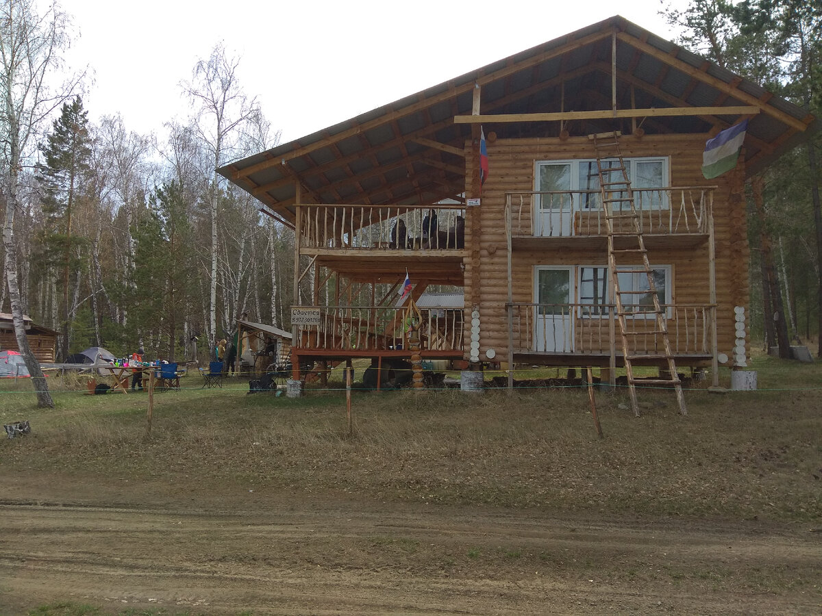 Большой дом  с верандами.