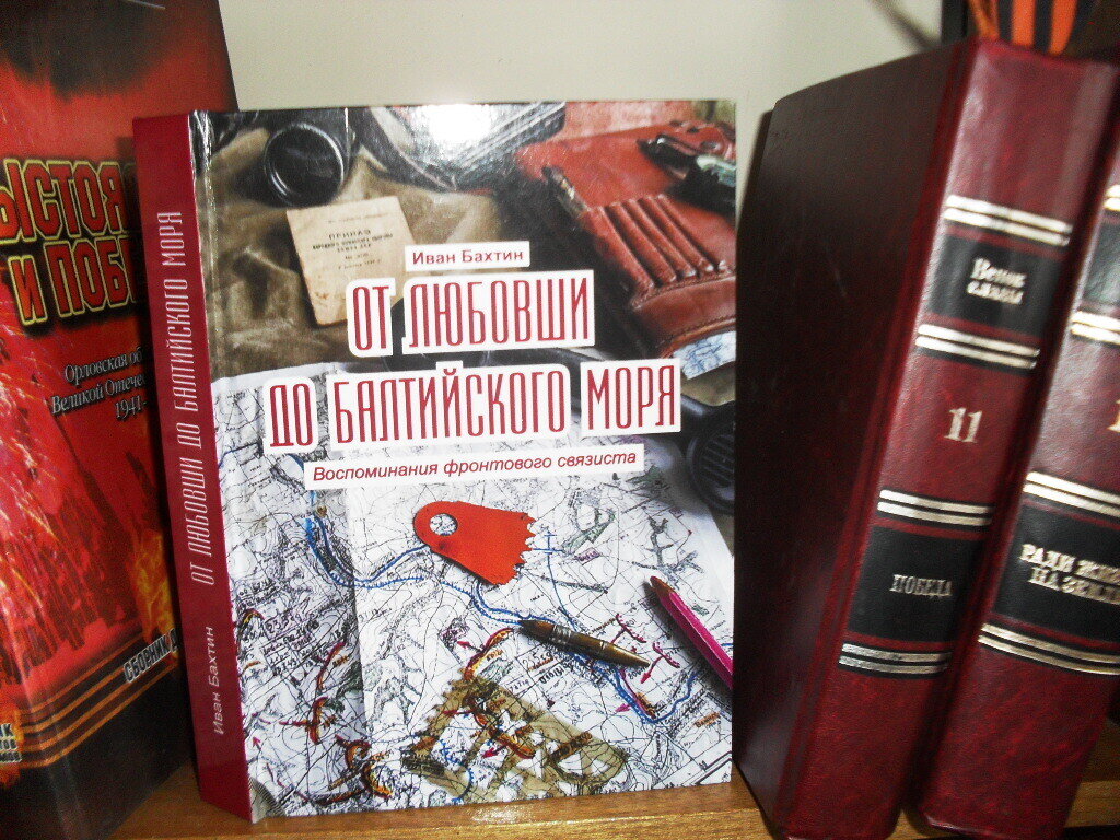 Дядя подарил нам такую книгу, моему брату и нашему папе.

