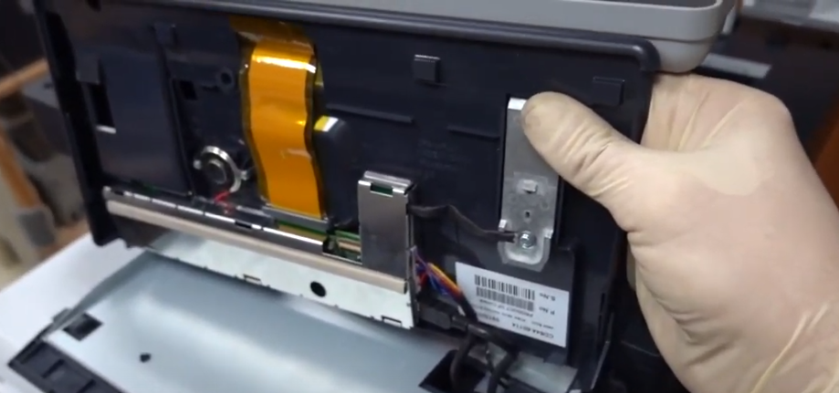 Аккуратно поднимаем всю конструкцию, чтобы можно было снять дисплей