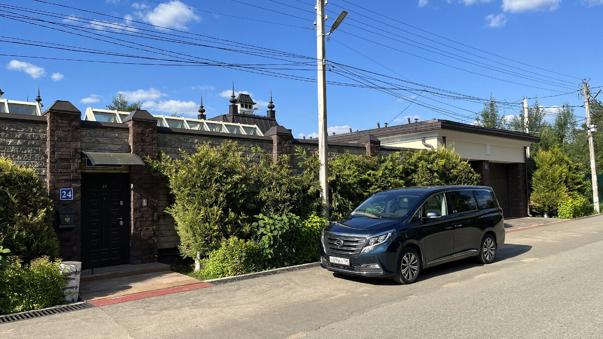 Такому бизнес-вэну вполне подходит быть припаркованным около дорогого особняка!