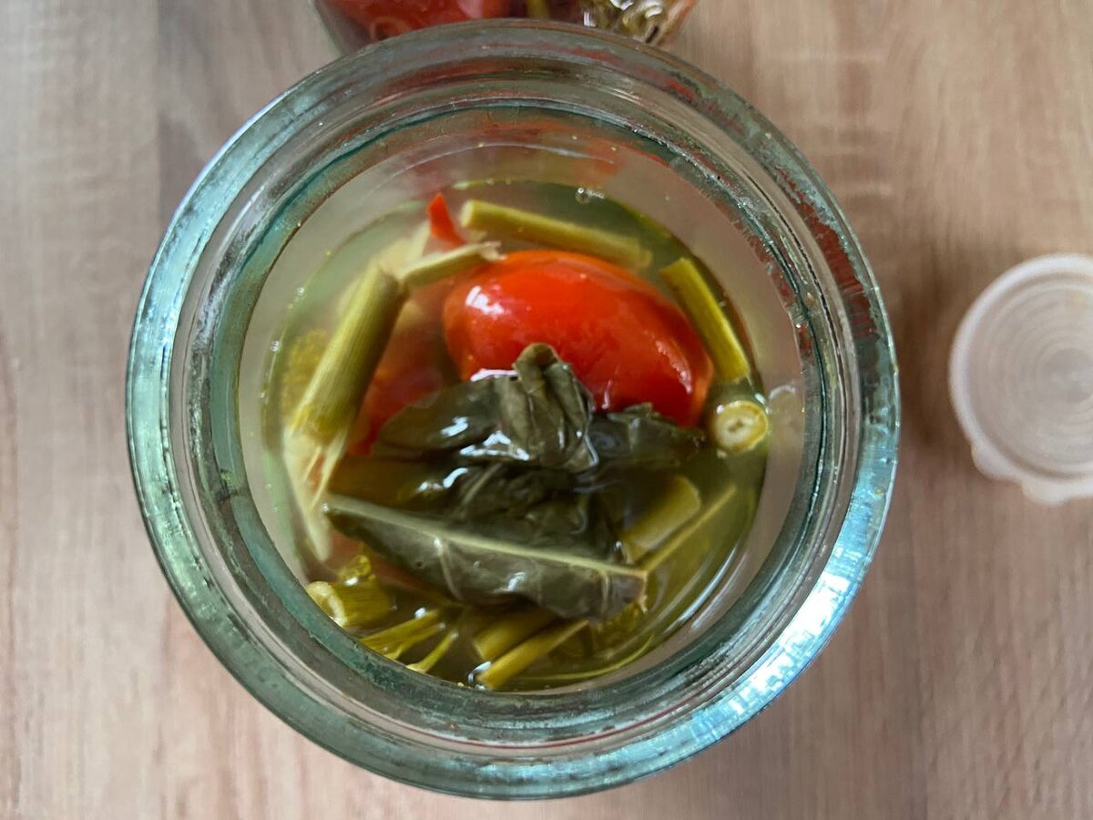 Листьев и стеблей мы не жалеем. В них самый аромат