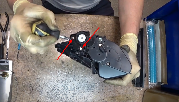 Фото 21. Винты, закрепляющие ракель