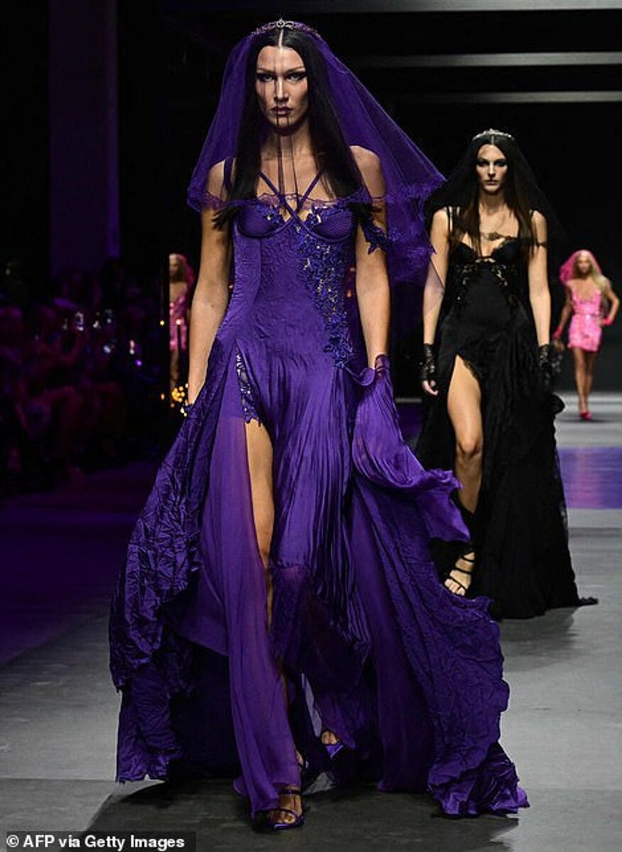    Белла Хадид на показе Versace Фото: Daily Mail