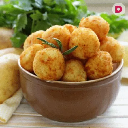 Шарики из картофельного пюре – это очень оригинальный способ использовать оставшееся с предыдущего дня картофельное пюре. Причем их можно приготавливать с начинкой и без нее, обжаривать и запекать.