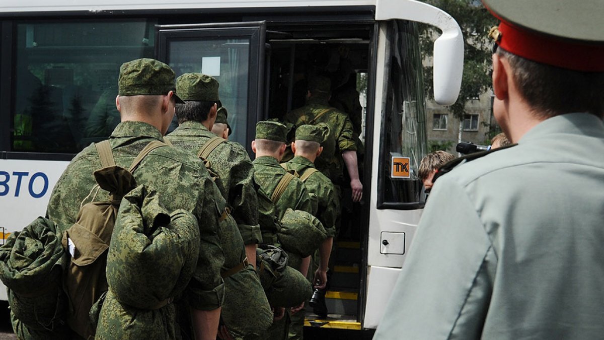 призыв много. российский солдат. призыв много. волны мобилизации 2022. фото военнослужащих.