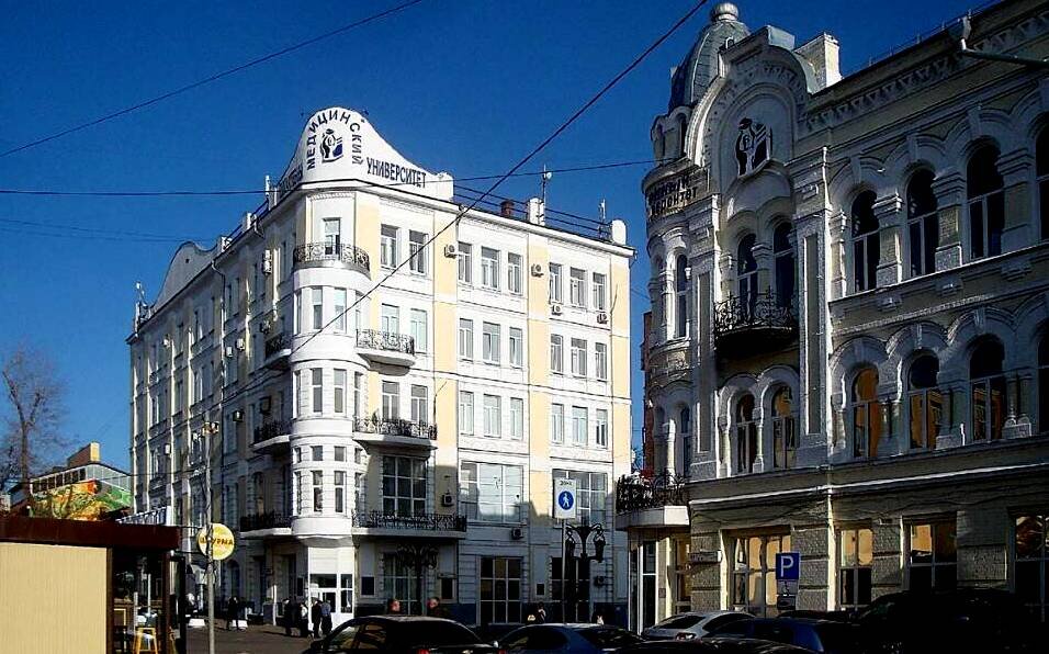 Перекресток улиц Ленинградской и Чапаевской. Справа - работа Георгия Мошкова, слева - Филарета Засухина. Фото А. Макарова