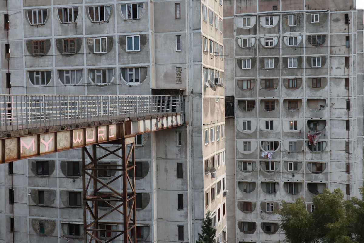 Уникальный комплекс советских многоэтажек с мостиком в Тбилиси | Съездить  по Глобусу | Дзен