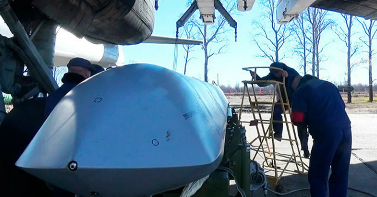 Х-101 имеет особую форму, благодаря которой обладает свойствами малозаметности. При насышенном ПВО врага это очень полезная штука. Теперь в ней интегрируется ещё и усовершенствованный блок РЭП, недавно принятый на вооружение. Фото ВКС