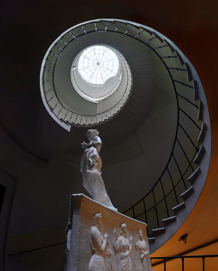 Легендарная круговая лестница под световым фонарем и статуя Психеи, копия работы Антонио Кановы.