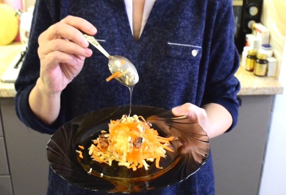 Фото автора. Утренний завтрак- салат из моркови, половинки яблока, грецких орехов и липового мёда.