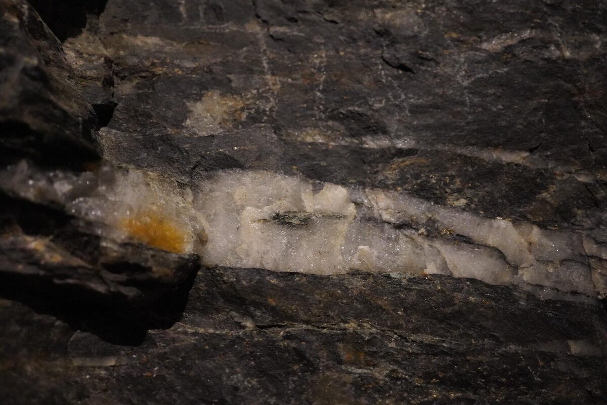 Стены шахты вблизи