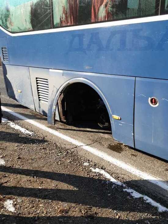     Нам пишут: «У рейсового автобуса до Комсомольска по дороге оторвалось колесо» ФОТО: Предоставлено очевидцем