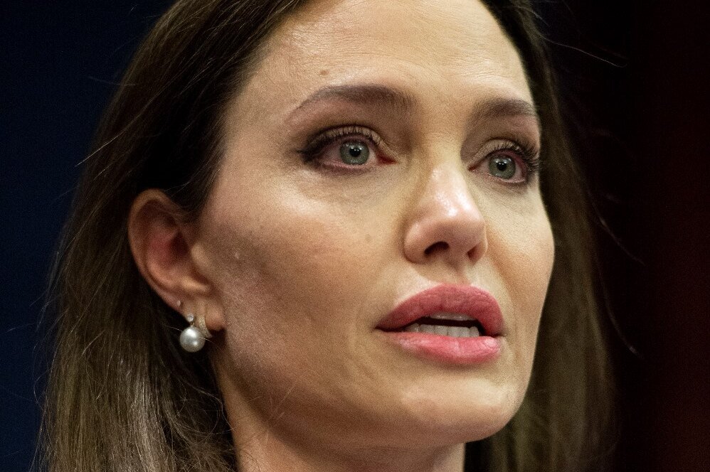     «Выглядит как дива даже в будничном наряде»: Анджелина Джоли в музее очаровала фанатов