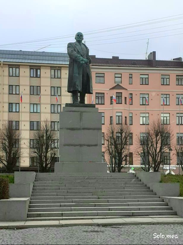 Памятник В.И.Ленину на Красной площади в Выборге. Фото автора