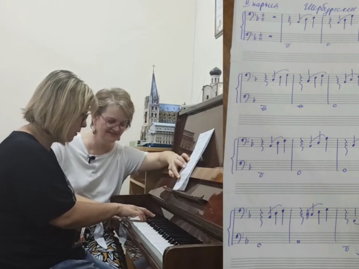 Фото автора. С такой полной погружённостью в процесс, как взрослые, понимающие, что они упустили в жизни что-то важное, и теперь могут его наверстать, дети не занимаются! Анастасия на третьем уроке.