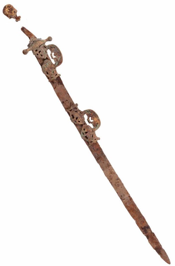 Аланская сабля. 8 - 13 вв. Длина клинка – 71 см, ширина основания клинка – 3,2 см, толщина клинка – 6 мм, ширина гарды – 8,8 см.