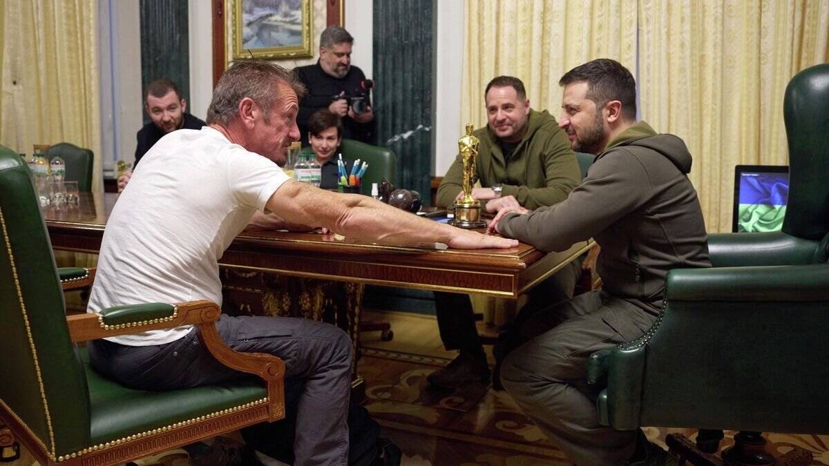    Актер Шон Пенн оставил свою статуэтку премии "Оскар" Владимиру Зеленскому© AP Photo / Ukrainian Presidential Press Office